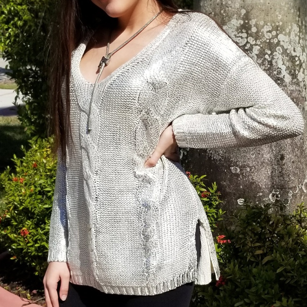 **BACK ** CABLE SILVER FOILED V-NECK SWEATER